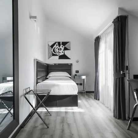 LHP Hotel Napoleon-3