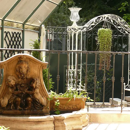 Arc De Triomphe Apartments-3