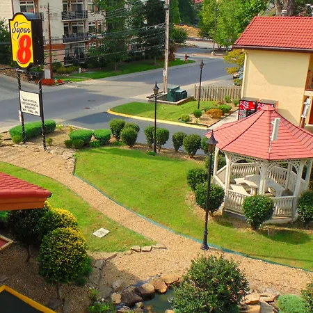 Super 8 By Wyndham Downtown Gatlinburg At Convention Center-3