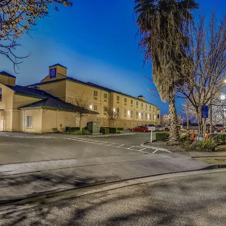 Howard Johnson By Wyndham Lemoore Near Naval Air Station-3