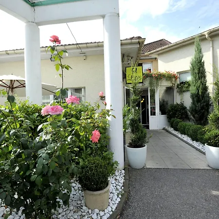 Logis Cottage Hotel-3