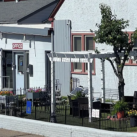Midtown Inn & Suites-2