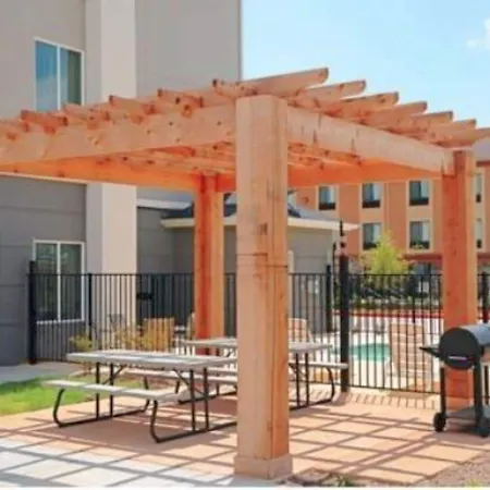 Days Inn & Suites By Wyndham Mineral Wells-3
