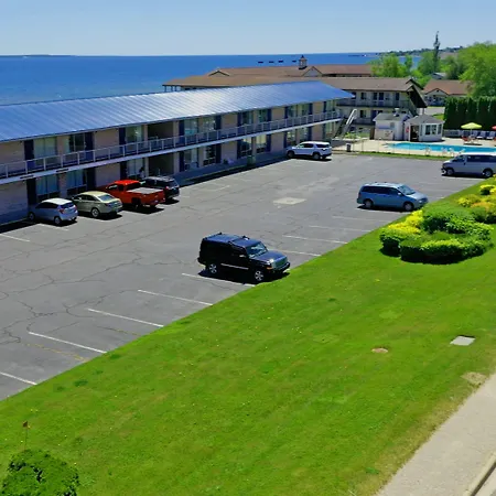 Days Inn & Suites By Wyndham St. Ignace Lakefront-2