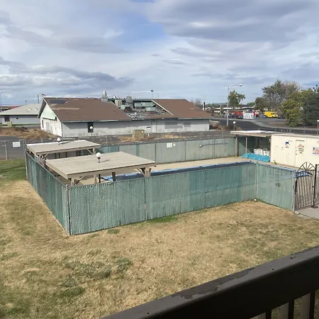 Motel Oasis-3