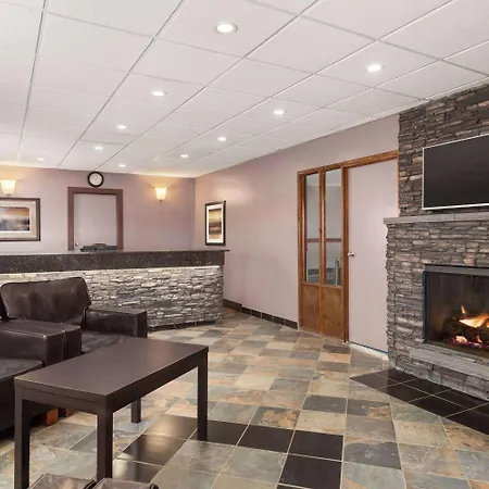 Travelodge By Wyndham Meadow Lake-2