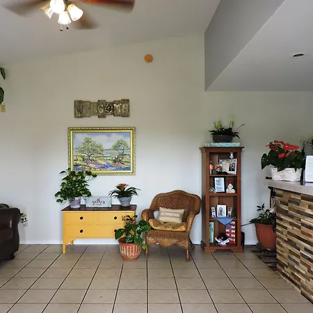 Riata Inn - Crystal City-3