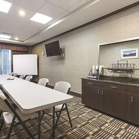 La Quinta Inn & Suites Casino And Bar By Wyndham Glendive-2