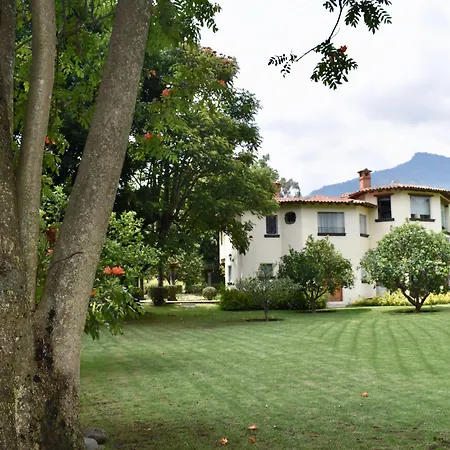 Casa Bugambilia, Un Pequeño Hotel en Tepoztlán-3
