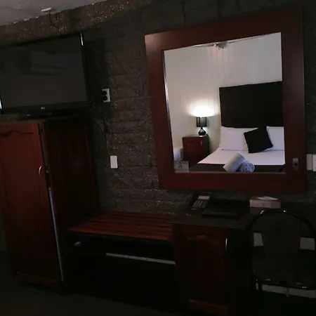 Country Plaza Motor Inn-2
