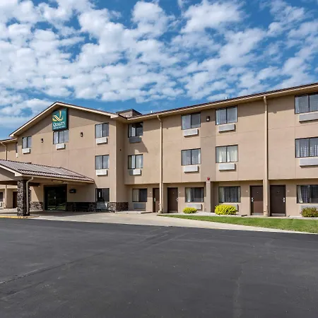 Quality Inn & Suites Warren-3