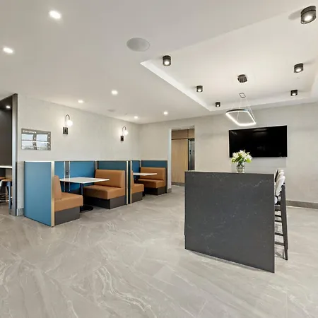Sandman Signature Winnipeg Airport Hotel & Suites-3