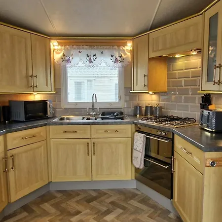 Mollies Den 6 Berth 2 Bedrooms Waterside Leisure Park Ingoldmells-2