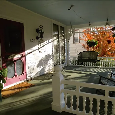 Carriage House Bed & Breakfast-3