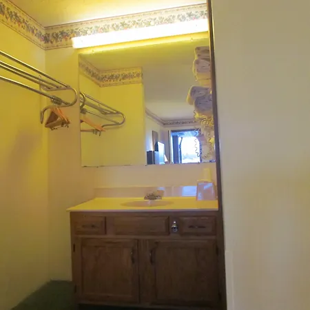 Travel Inn & Suites-2