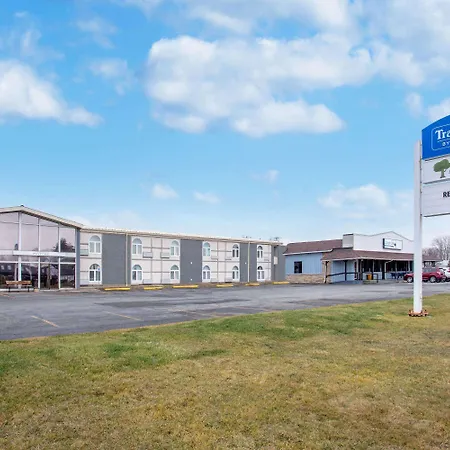 Travelodge By Wyndham Sarnia-2