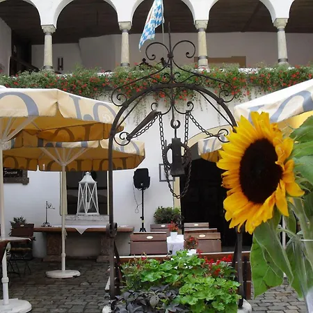 Schlosshotel Neufahrn-2