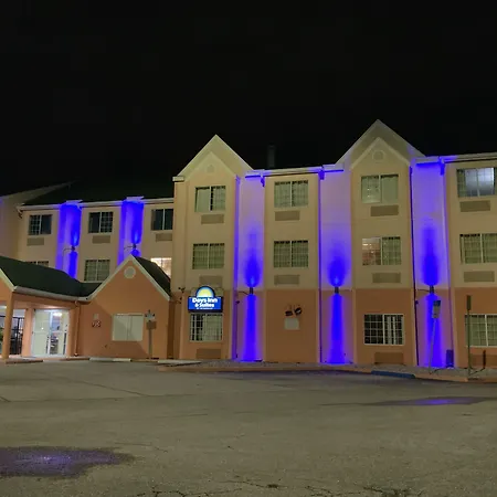 Days Inn & Suites By Wyndham Tampa/Raymond James Stadium-2