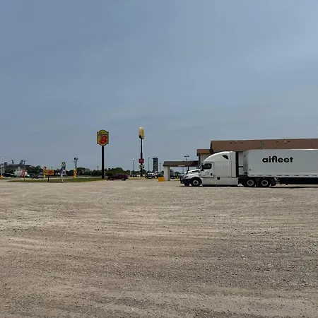 Super 8 By Wyndham Mendota I-39-2