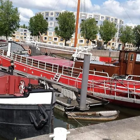 Boat Hotel SIX Rotterdam-3