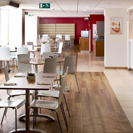 Travelodge Worthing Seafront-3