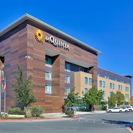 La Quinta Inn & Suites By Wyndham Lakeway-3