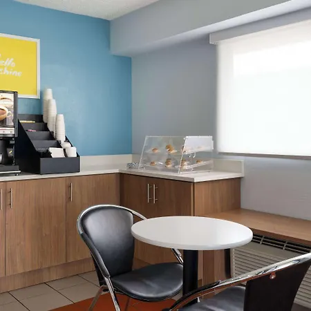 Days Inn By Wyndham Columbus Worthington-3
