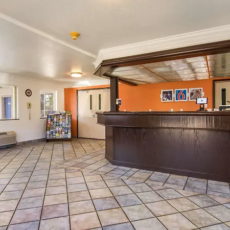 Motel 6 Portland Mall - 205-2