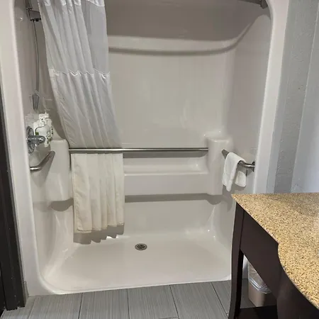 Greenlight Inn & Suites St James-3