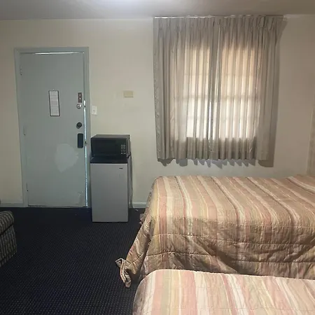 Travelers Motel-3