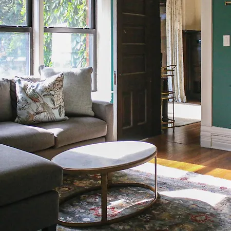 The New Victorian Mansion Bed & Breakfast-3