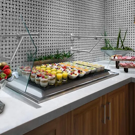 Hilton Garden Inn Toronto Airport-3