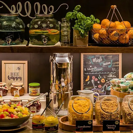 Motel One Koeln-Neumarkt-3