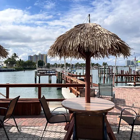 Blue Heron Bridge Hotel And Dive Club-2