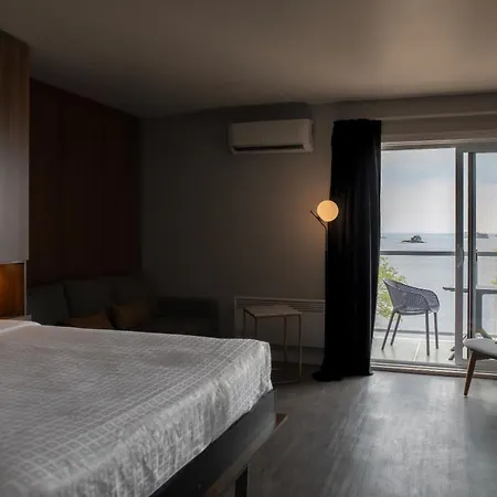 Auberge Des Iles, Un Hotel Hyvi-3