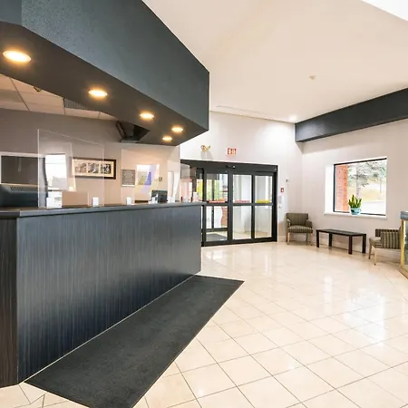 Comfort Hotel & Suites-3