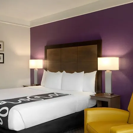 La Quinta By Wyndham Arlington North 6 Flags Dr-3
