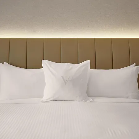 Vogue Hotel Montreal Downtown, Curio Collection By Hilton-2