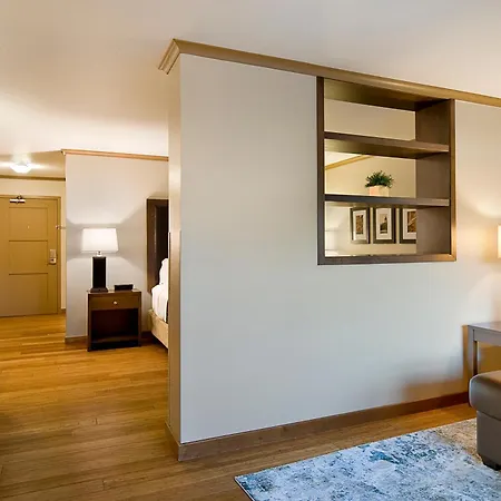 Clubhouse Hotel And Suites-2