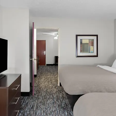 Quality Inn & Suites Niles-3