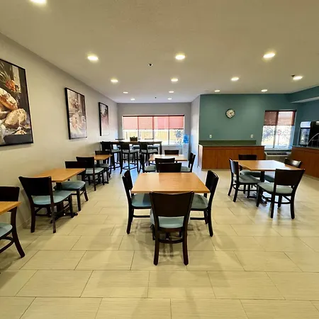 Days Inn & Suites By Wyndham Madison-2
