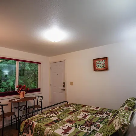 Alexander'S Lodge-2