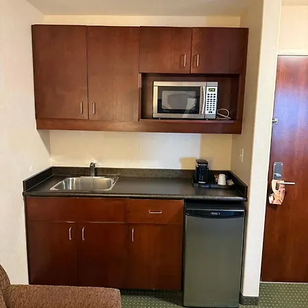 Lakeview Inns & Suites - Slave Lake-3