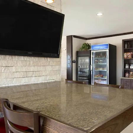 Days Inn & Suites By Wyndham Gonzales Tx-2