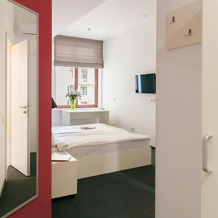 Orange Hotel-3