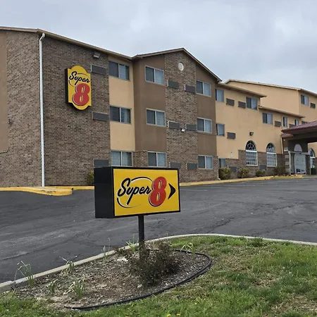 Super 8 By Wyndham Kansas City-3