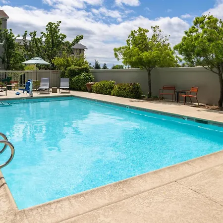 Hampton Inn & Suites Redding-3