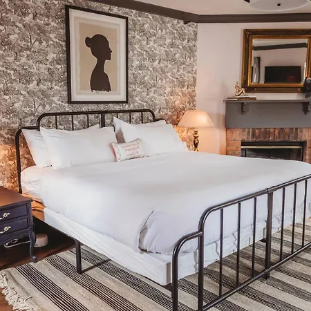 Hideaway Inn Lenox-3
