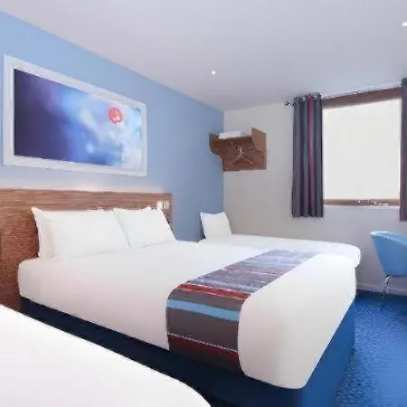 Travelodge Cardiff Central-2
