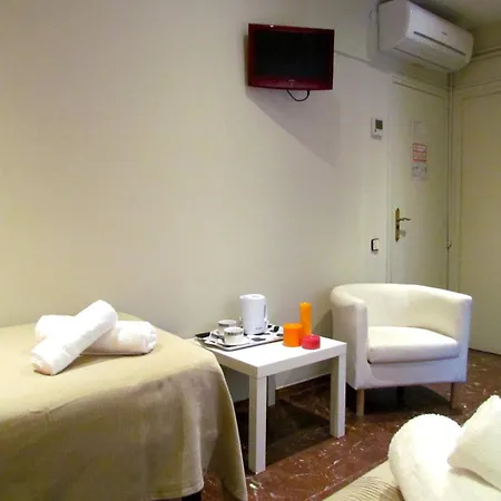 Barcelona City Street Hostal-3